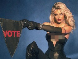 8 Potret Seksi Kendall Jenner Jadi Pamela Anderson di Pesta Halloween