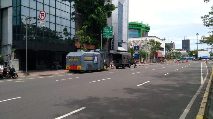 Kendaraan taktis polisi disiagakan di Jalan Majapahit, Jakpus, depan Istana, Senin (2/11/2020).