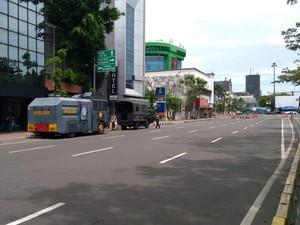 Jelang Demo Buruh, 2 Water Cannon-1 Barracuda Siaga di Jl Majapahit Jakpus