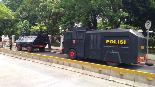 Kendaraan taktis polisi disiagakan di Jalan Majapahit, Jakpus, depan Istana, Senin (2/11/2020).