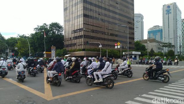 Kondisi di Jalan MH Thamrin Setelah Massa FPI Bubar