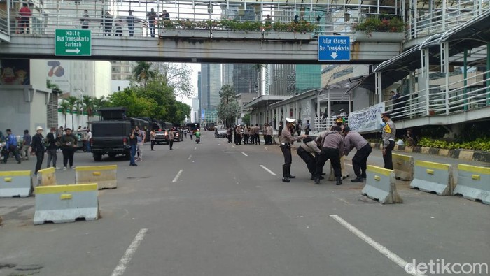 Kondisi di Jalan MH Thamrin Setelah Massa FPI Bubar