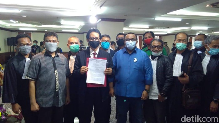 KSPI dan KSPSI mengantarkan surat buruh menggugat ke MK terkait penolakan atas omnibus law UU Cipta Kerja (Adhyasta Dirgantara/detikcom)