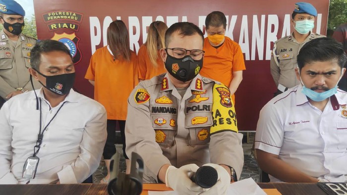 Konferensi pers penangkapan 2 WN China dan 1 WNI penipu bermodus tolak bala