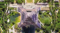 Pihak Budget Direct mengutus tim yang terdiri dari para pakar digital untuk menampilkan enam landmark dunia dari sisi atas. Menara Eiffel di Paris ini misalnya (dok Budget Direct)
