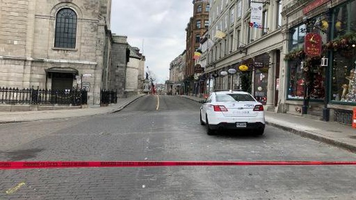 Police cars close off a street in Old Quebec, with the Quebec City Town Hall in the background on November 1, 2020 in Quebec City, Quebec. - The sword-wielding attacker dressed in medieval costume who killed two people and injured five others in a Halloween rampage on Saturday night in Quebec was not associated with a terrorist group, Canadian police said on November 1, 2020. The attacks occurred in multiple locations in the Old Quebec neighborhood, near the tourist hotspot Chateau Frontenac and the National Assembly, the Quebec provincial parliament.The suspect, who was arrested early Sunday after a manhunt through the streets, is due to make a preliminary court appearance by video-link later in the day. (Photo by Anne-Sophie THILL / AFP)