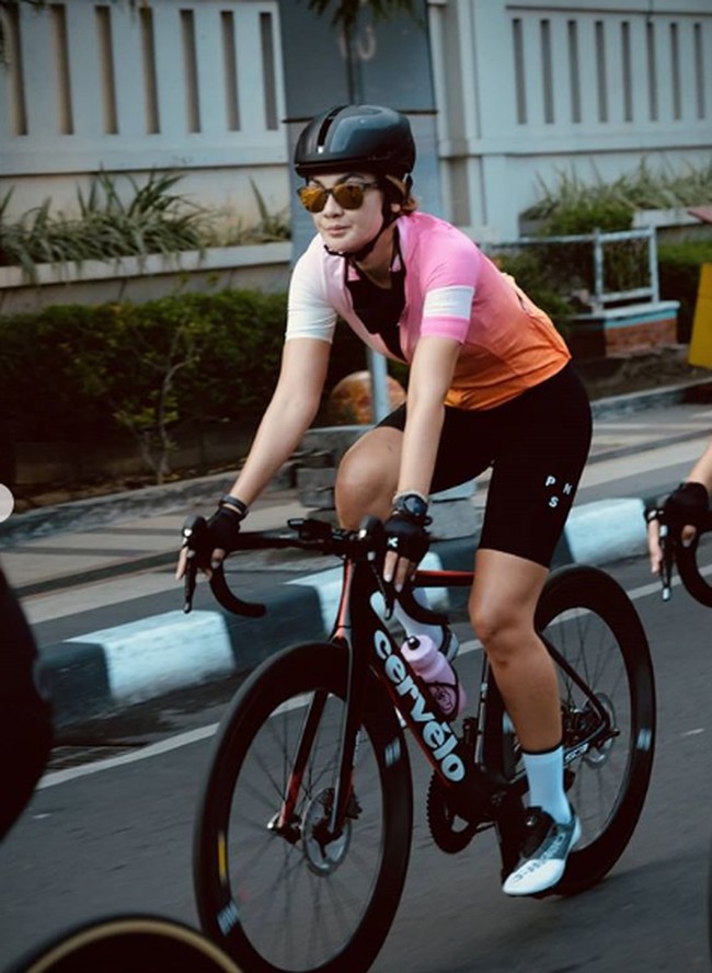 Padanan kostum sepeda yang kontras kerap mewarnai aksi Luna Maya mengaspal dengan roadbike. Seperti Reni Sutiyono, Luna juga memakai celana dari brand La Passione.  (Foto: Luna Maya/Instagram)