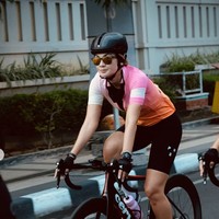 Padanan kostum sepeda yang kontras kerap mewarnai aksi Luna Maya mengaspal dengan roadbike. Seperti Reni Sutiyono, Luna juga memakai celana dari brand La Passione.  (Foto: Luna Maya/Instagram)