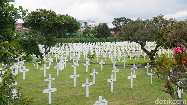 Tanah pemakaman yang ada sejak tahun 1932 itu, diperuntukkan untuk orang Eropa, namun kemudian berkembang dan didominasi pemakaman orang Belanda. Makanya, bentuk dan gaya pemakaman orang Belanda beragam di kawasan Pemakaman Pandu. (Siti Fatimah/detikcom) Tanah pemakaman yang ada sejak tahun 1932 itu, diperuntukkan untuk orang Eropa, namun kemudian berkembang dan didominasi pemakaman orang Belanda. Makanya, bentuk dan gaya pemakaman orang Belanda beragam di kawasan Pemakaman Pandu. (Siti Fatimah/detikcom)