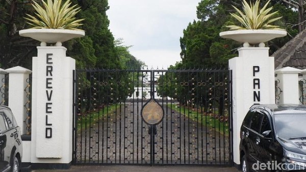 Tempat Pemakaman Umum (TPU) yang beralamat di Jalan Pandu No. 32 Kota Bandung ini bukanlah pemakaman biasa, tapi bernilai sejarah tinggi. Makamnya juga beda dari yang lain. Menarik! (Siti Fatimah/detikcom) Tempat Pemakaman Umum (TPU) yang beralamat di Jalan Pandu No. 32 Kota Bandung ini bukanlah pemakaman biasa, tapi bernilai sejarah tinggi. Makamnya juga beda dari yang lain. Menarik! (Siti Fatimah/detikcom)