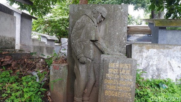 Di Ereveld Pandu ada juga makam menarik lainnya yaitu makam Sang Pilot. Di makam ini disertai gambar seseorang berpakaian pilot dan helm yang sedang menundukkan kepala sambil memegang batu nisan. (Siti Fatimah/detikcom) Di Ereveld Pandu ada juga makam menarik lainnya yaitu makam Sang Pilot. Di makam ini disertai gambar seseorang berpakaian pilot dan helm yang sedang menundukkan kepala sambil memegang batu nisan. (Siti Fatimah/detikcom)