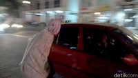 Sampai-sampai hantu pun ikut meramaikan jalanan wilayah kota Bandung seperti di sekitar Jl Asia Afrika ataupun Braga. Eits, tapi jangan salah, ini bukan hantu beneran loh. Mereka adalah seniman jalanan yang mengais rejeki dari jalanan dengan menggunakan kostum hantu. Jadi jangan takut ke Kota Bandung yah.