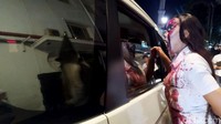 Suasana itu semakin meriah dengan hadirnya hiburan jalanan seperti karakter hantu lokal seperti kuntilanak, pocong, nenek lampir, kepala buntung yang menarik perhatian pengunjung untuk berfoto bersama atau memberhentikan kendaraan di pinggir jalan.
