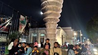 Alun-alun kota Bandung memang menjadi salah satu daya tarik wisatawan untuk berliburan hemat dan murah. Sebagai salah satu ikon tempat wisata Kota Bandung, banyak warga yang memboyong keluarganya ke alun-alun untuk mendapatkan hiburan.