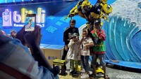 Ada juga karakter tokoh transformer seperti bumble bee, optimus prime yang menjadi kesukaan anak-anak. Tak sedikit dari anak-anak yang ingin berfoto bersama tokoh karakter film tersebut.