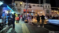 Wisatawan mulai memadati area pusat kota ini saat memasuki malam hari yang bertetpatan dengan hari terakhir liburan cuti bersama yang ditetapkan pemerintah.