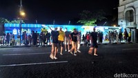 Keramaian dan penuhnya kondisi Alun-alun Kota Bandung itu memang biasa terjadi pada masa long weekend. 