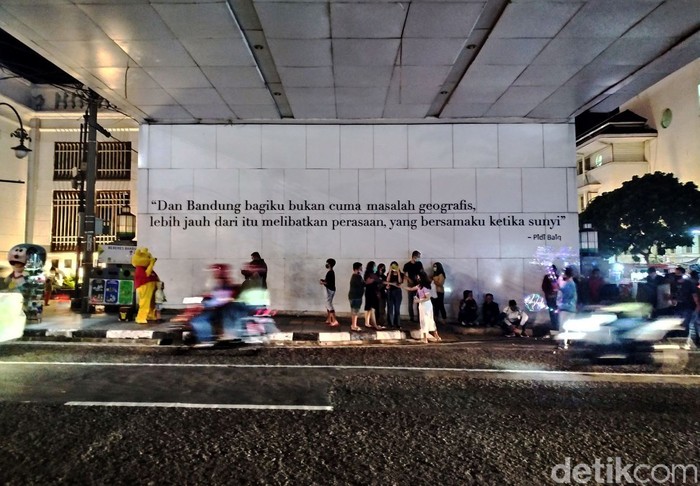 Suasana alun-alun di Kota Bandung yang berada di sepanjang Jalan Asia Afrika hingga Jalan Braga makin malam makin terlihat ramai dan dipadati oleh wisatawan.