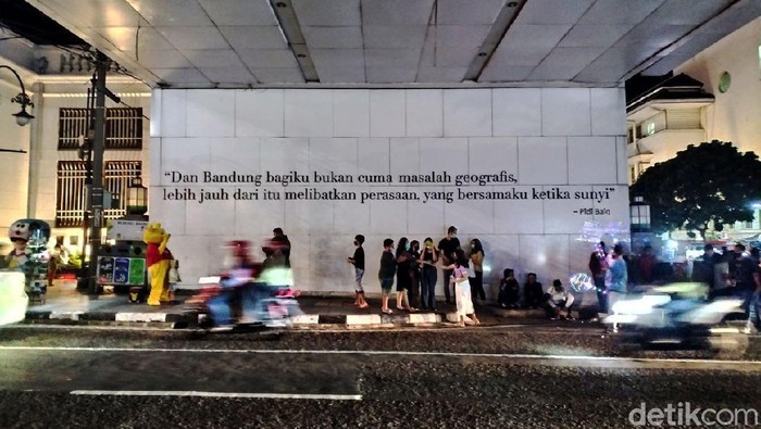 Suasana alun-alun di Kota Bandung yang berada di sepanjang Jalan Asia Afrika hingga Jalan Braga makin malam makin terlihat ramai dan dipadati oleh wisatawan.