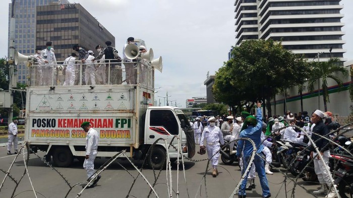 Massa Front Pembela Islam (FPI) mulai berdatangan ke depan gedung Kedubes Prancis, Jakpus, Senin (2/11/2020).