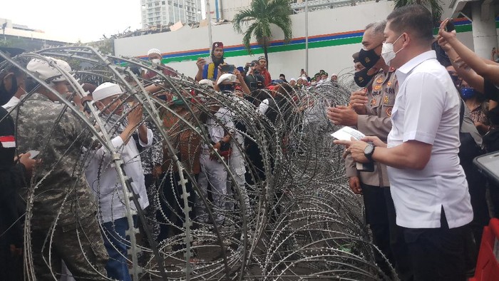 Massa Ormas di Kedubes Menitipkan Surat soal Keceman Terhadap Macon kepada Polisi untuk diserahkan ke Kedubes Prancis