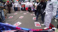 Massa memadati Jalan Mawar hingga di Jalan Kombes Pol M Duryat. Mereka membawa sejumlah atribut bendara merah putih, bendera ormas masing-masing serta membawa sejumlah spanduk, poster gambar Presiden Prancis Emanuel Macron yang diberi garis silang merah, serta poster bertuliskan Macron Presiden Prancis Penghina Nabi, Melaknat Macron Presiden Prancis Pelindung dan Pembela Penista Agama. 