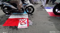 Tidak hanya itu, mereka juga meletakan replika bendara Prancis serta poster Presiden Prancis di tengah jalan, kemudian diinjak-injak oleh massa, sebagai bentuk protes terhadap penghinaan Nabi Muhammad SAW.