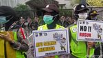 Massa Ormas Islam Geruduk Kantor Perdagangan Prancis di Surabaya