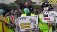 Sedangkan ratusan personel kepolisian berjaga di depan Kantor Konsulat Kehormatan Prancis Bidang Perdangangan di Jalan Mawar. Kawat berduri pun dipasang depan kantor.