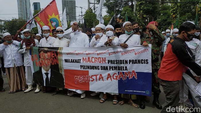 Massa Ormas Islam Geruduk Kantor Perdangangan Prancis di Surabaya Massa dari sejumlah ormas Islam di Surabaya gelar aksi di depan Kantor Konsulat Kehormatan Bidang Perdangangan Prancis. Mereka menyerukan boikot produk-produk Prancis.