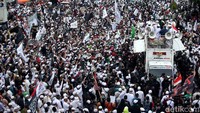 Pantauan detikcom, Senin (2/11/2020), sekitar pukul 12.57 WIB, massa masih berada di sekitar Jalan MH Thamrin, Jakarta Pusat (Jakpus), untuk melakukan unjuk rasa. Satu mobil komando Front Pembela Islam (FPI) disiagakan.