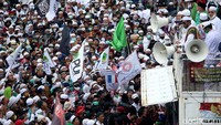 Pendemo semakin memadati Jalan MH Thamrin. Kerumunan massa meluas hingga simpang jalan Sarinah.