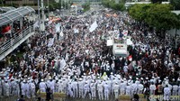 Sejumlah bendera dan atribut lainnya mereka bawa. Dari bendera tauhid hingga bendera bergambar Habib Rizieq Shihab.