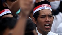 Salah satu demonstran tampak mengenakan atribut di kepalanya yang bertuliskan Boycott France Products.