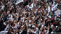 Penampakan demonstran yang ikut serta dalam aksi unjuk rasa di area sekitar Kedutaan Besar (Kedubes) Prancis, Jakarta, Senin (2/11/2020).