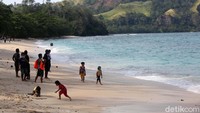 Pantai ini terletak di desa Marinsow, Likupang Timur, Minahasa Utara, Sulawesi Utara.