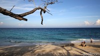 Pantai ini berpasir putih dan bersih air lautnya berwarna biru jernih.