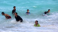 Wisatawan dapat bermain di pantai, berenang dan naik banana boat.