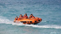 Wisatawan menikmati permainan wisata air.