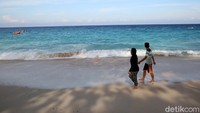 Tiket masuk pantai ini Rp 5.000/orang dan tiket parkir mobil Rp 20.000.