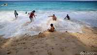 Warga berwisata di Pantai Paal, Likupang Timur, Minahasa Utara, Sulawesi Utara.