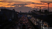 Peningkatan arus kendaraan ini seiring dengan berakhirnya liburan panjang, sehingga warga harus kembali ke tempat asal. Di prediksi malam ini adalah puncak arus balik libur panjang.
