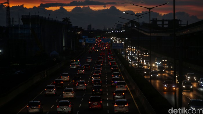 Masa libur panjang segera berakhir. Situasi arus lalu lintas di ruas jalan tol Jakarta-Cikampek, dari arah Cikampek menuju jakarta mengalami kemacetan panjang.