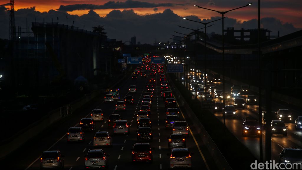Masa libur panjang segera berakhir. Situasi arus lalu lintas di ruas jalan tol Jakarta-Cikampek, dari arah Cikampek menuju jakarta mengalami kemacetan panjang.