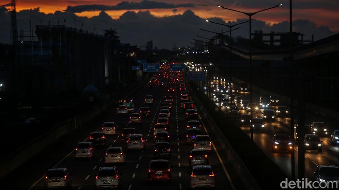 Masa libur panjang segera berakhir. Situasi arus lalu lintas di ruas jalan tol Jakarta-Cikampek, dari arah Cikampek menuju jakarta mengalami kemacetan panjang.