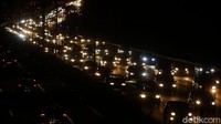 Kepadatan itu terjadi dari arah Cirebon dan juga Bandung, karena banyaknya warga ibu kota dan sekitranya menikmati dan menghabiskan masa liburannya di kampung halaman atau daerah wisata.