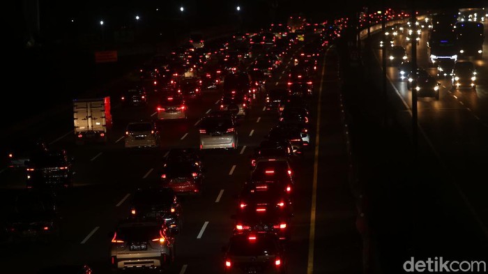 Masa libur panjang segera berakhir. Situasi arus lalu lintas di ruas jalan tol Jakarta-Cikampek, dari arah Cikampek menuju jakarta mengalami kemacetan panjang.