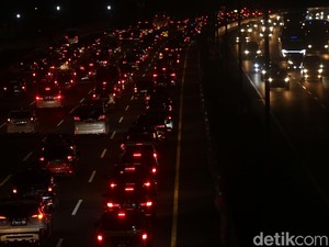 Hingga Tengah Malam, Tol Dalam Kota dan Jagorawi Masih Macet