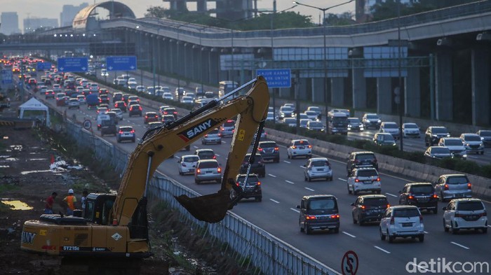 Masa libur panjang segera berakhir. Situasi arus lalu lintas di ruas jalan tol Jakarta-Cikampek, dari arah Cikampek menuju jakarta mengalami kemacetan panjang.