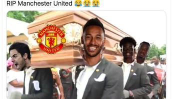 Para pemain Arsenal mengangkat peti mati MU. Foto: istimewa